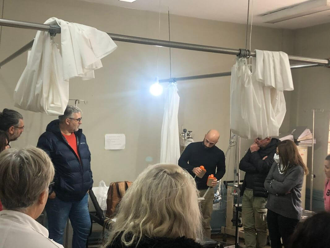 Παρουσίαση και εκπαίδευση του ιατρικού και νοσηλευτικού προσωπικού στη χρήση του νέου μηχανήματος.