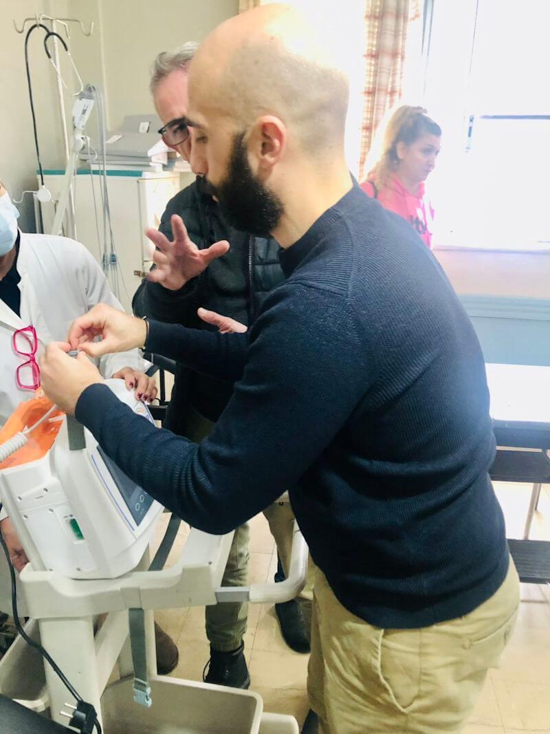 Παρουσίαση και εκπαίδευση του ιατρικού και νοσηλευτικού προσωπικού στη χρήση του νέου μηχανήματος.