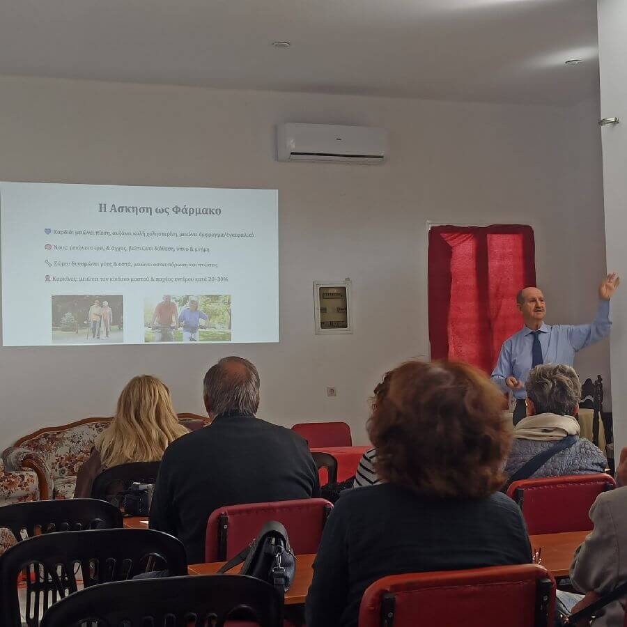 Στιγμιότυπο από τη Δράση. Εικονίζεται κοινό και εισηγητής με διαφάνεια.