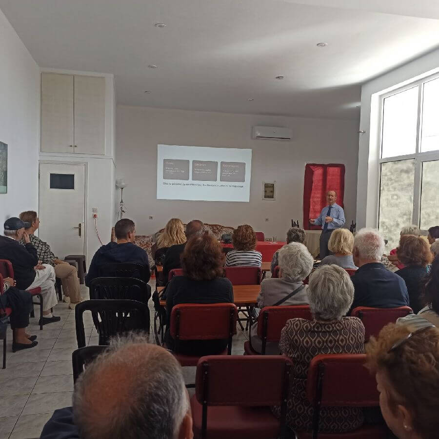 Στιγμιότυπο από τη Δράση. Εικονίζεται κοινό και εισηγητής με διαφάνεια.