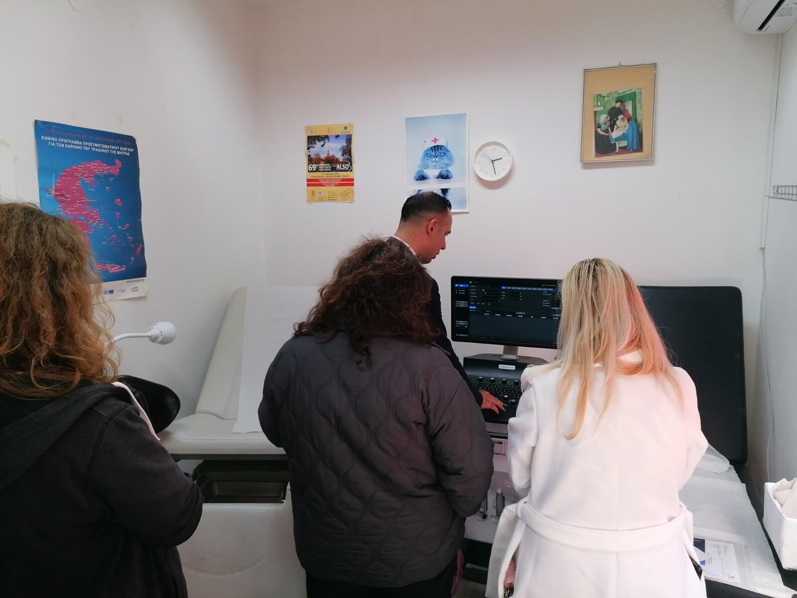 Στιγμιότυπο κατά την εγκατάσταση και επίδειξη χρήσης του καινούριου εξοπλισμού