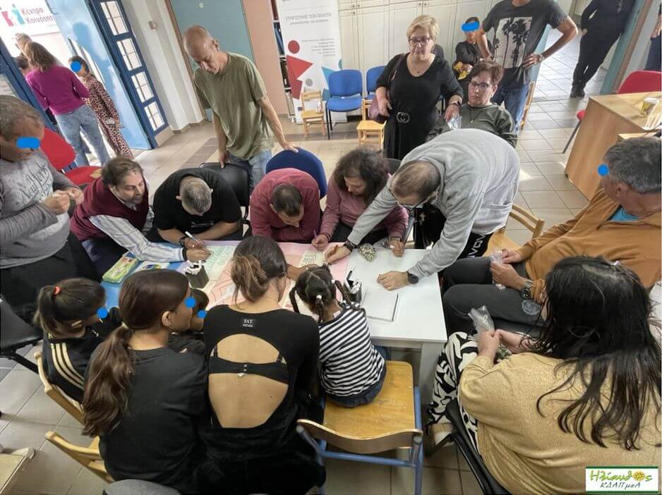 Παιδιά και Ενήλικες πάνω από ένα γραφείο μαθαίνουν μέσω παιχνιδιού για την αξία της πρόληψης