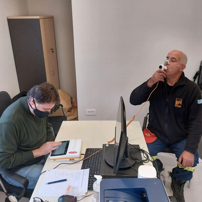 Ιατρός και Πυροσβέστης σε διαδικασία Σπιρομέτρησης