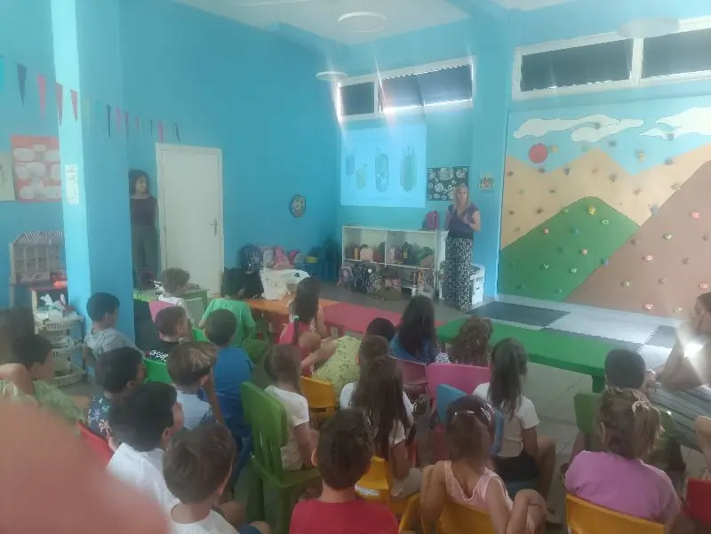 Τα παιδιά παρακολουθούν τη διάλεξη