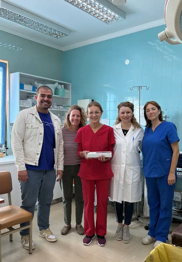 Χαμογελαστό προσωπικό κατά την παραλαβή του καρδιογράφου